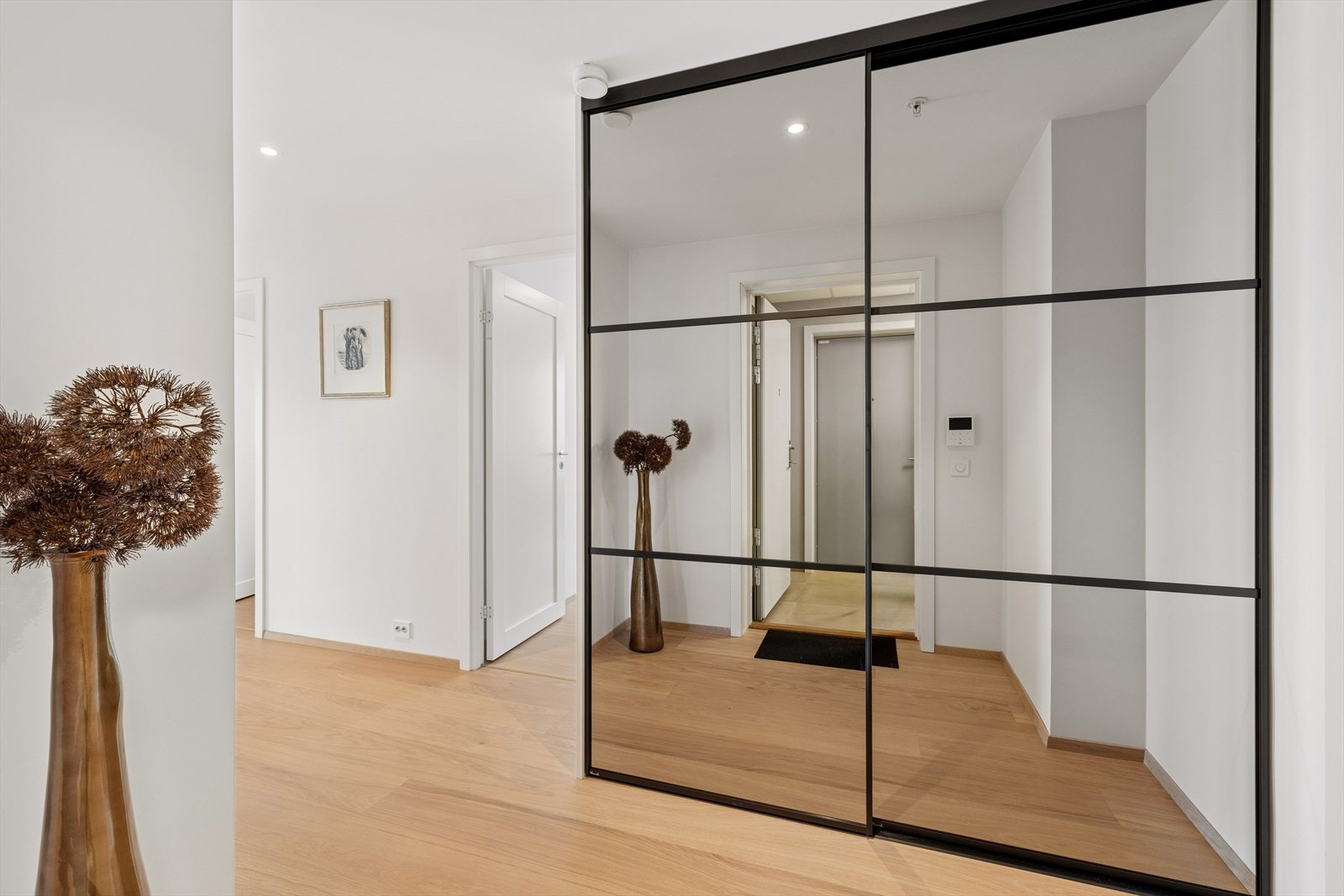 Elegant skyvedørsgarderobe fra Strai i entréen medfølger salget. Galleribilde