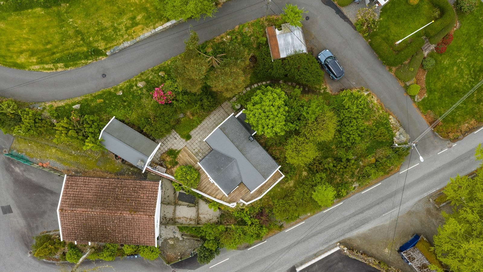 Tomten er pent opparbeidet med rikelig beplantning og flere prydvekster, samt epletre, kristtorn, svarthyll, furu og bøk. Galleribilde