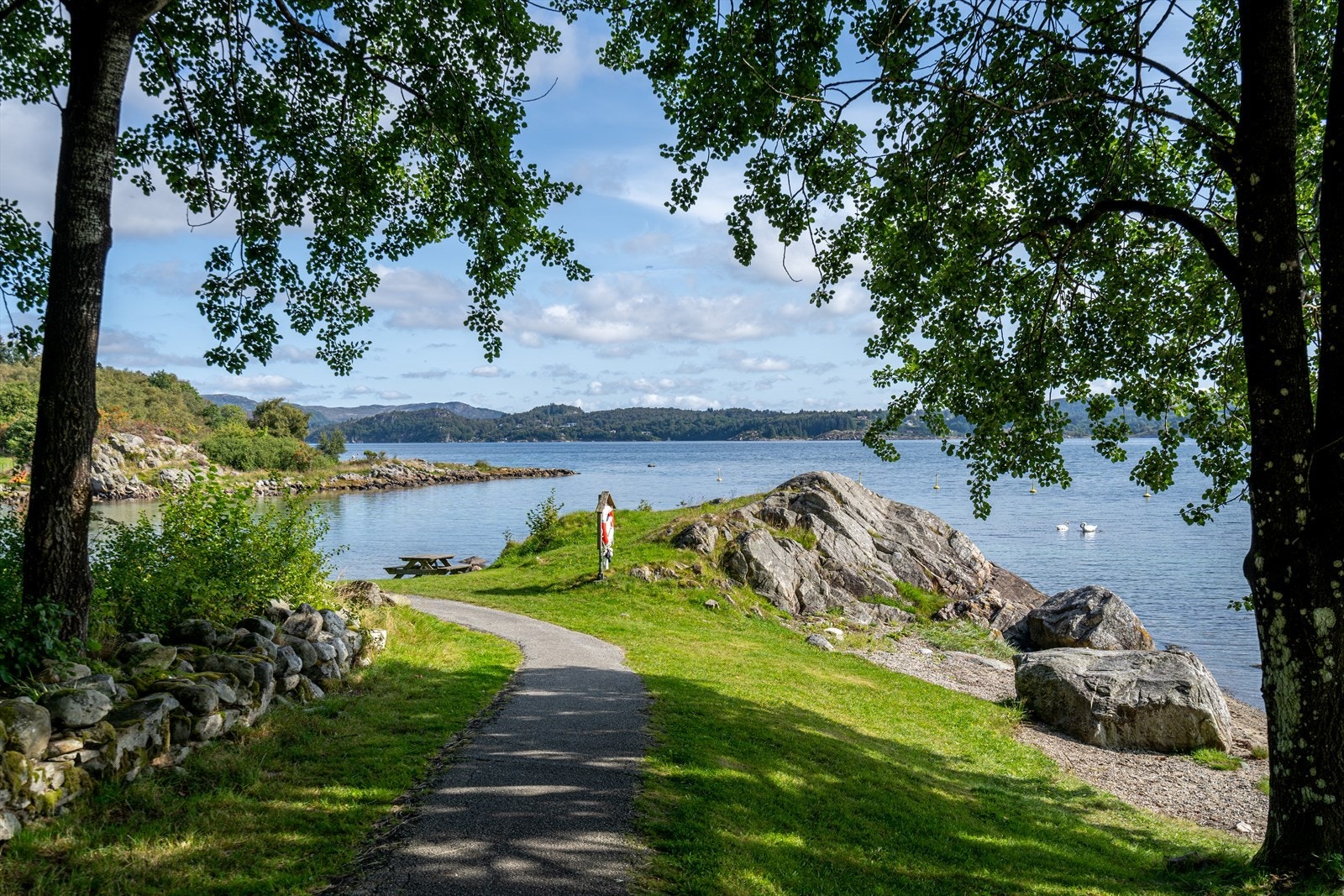 Ca. 650 m i luftlinjen fra hytten til den populære og flotte badestranden Aksnesstranda. Galleribilde