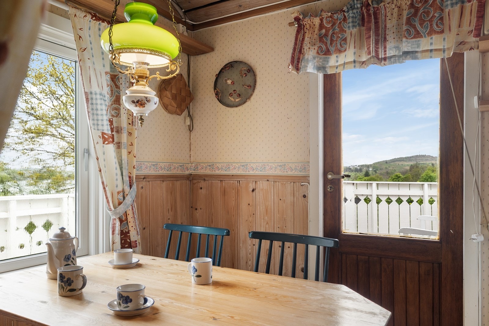 Utsikten kan nytes fra den østvendte terrassen, som byr på morgensol og har direkte utgang fra kjøkkenet. Galleribilde