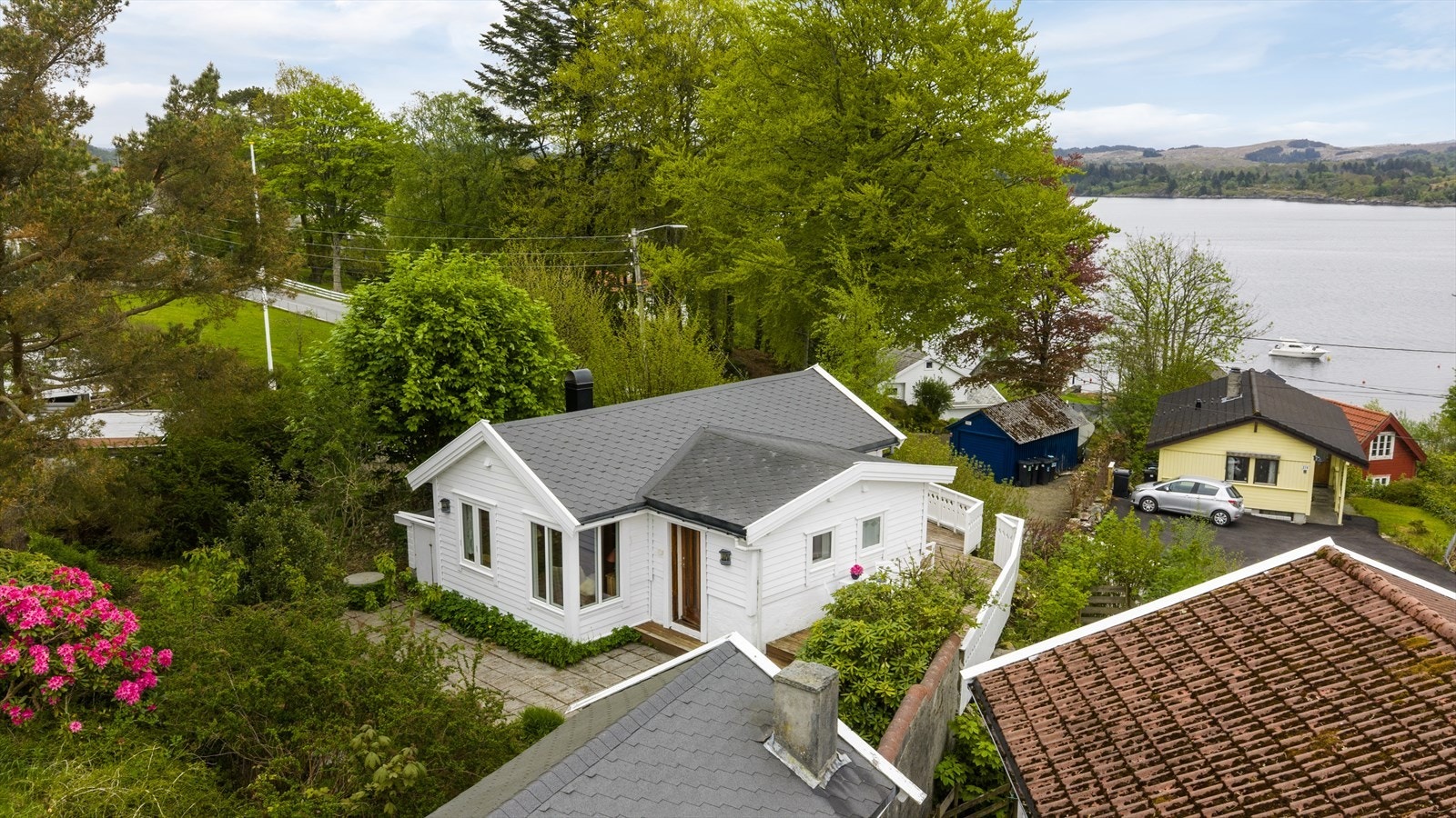 Hytten ligger flott til høyt i terrenget med fantastisk utsikt over vakker natur, mot Boknafjellet, utover Førresfjorden og sjøen. Galleribilde