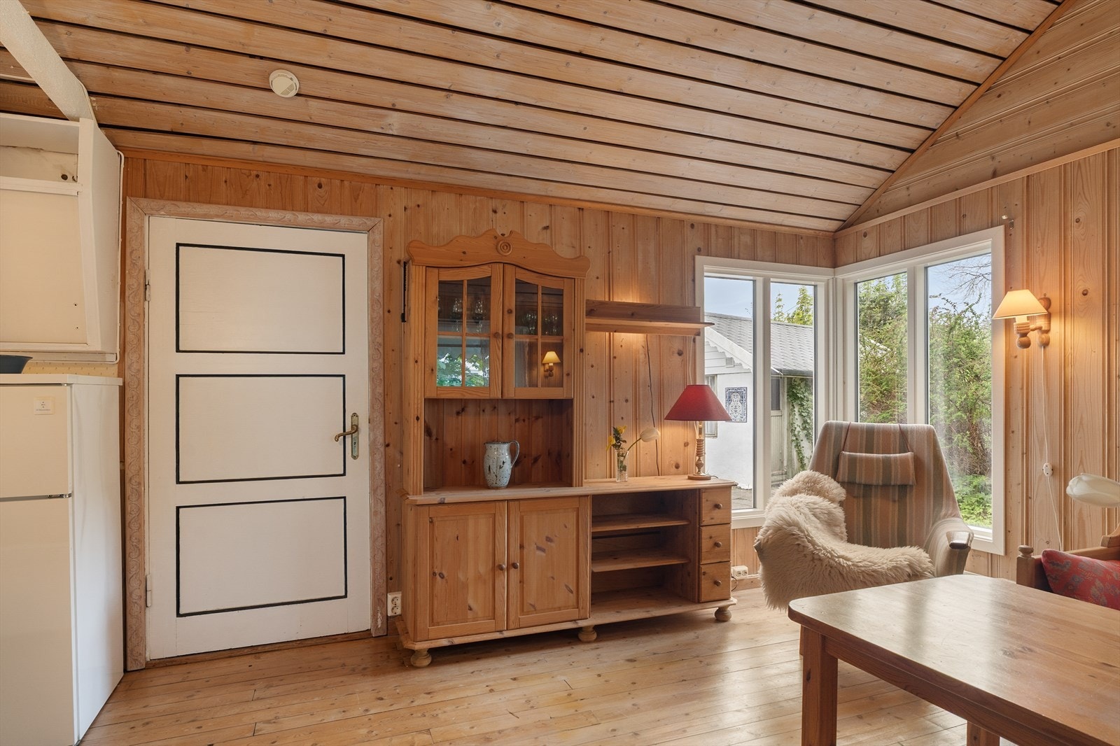 Stuen med dør til gangen og badet. Galleribilde