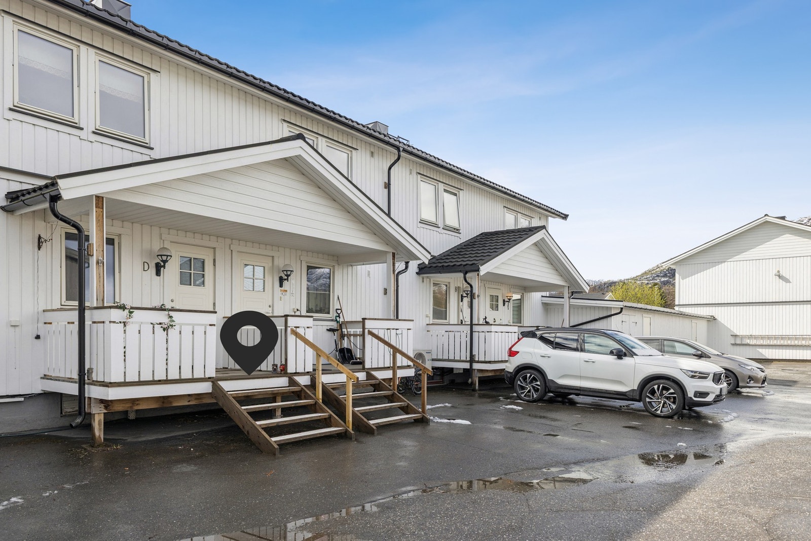 Fin plassering på Olderskog og parkering rett utenfor inngangspartiet. Galleribilde