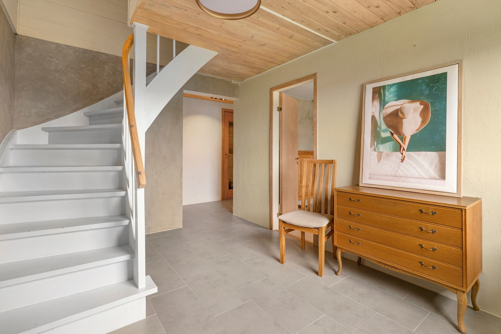 Romslig gang nede i kjelleren med egen inngang Galleribilde