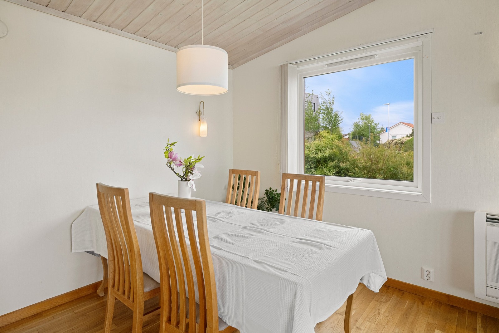En egen krok av stuen har god plass til spisebord, og ligger mot kjøkkenet Galleribilde