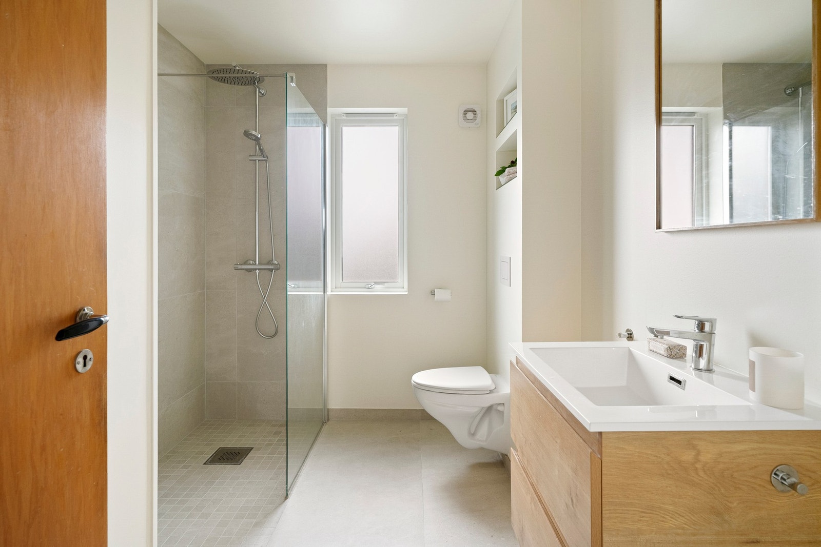 Badet er moderne og innbydende Galleribilde