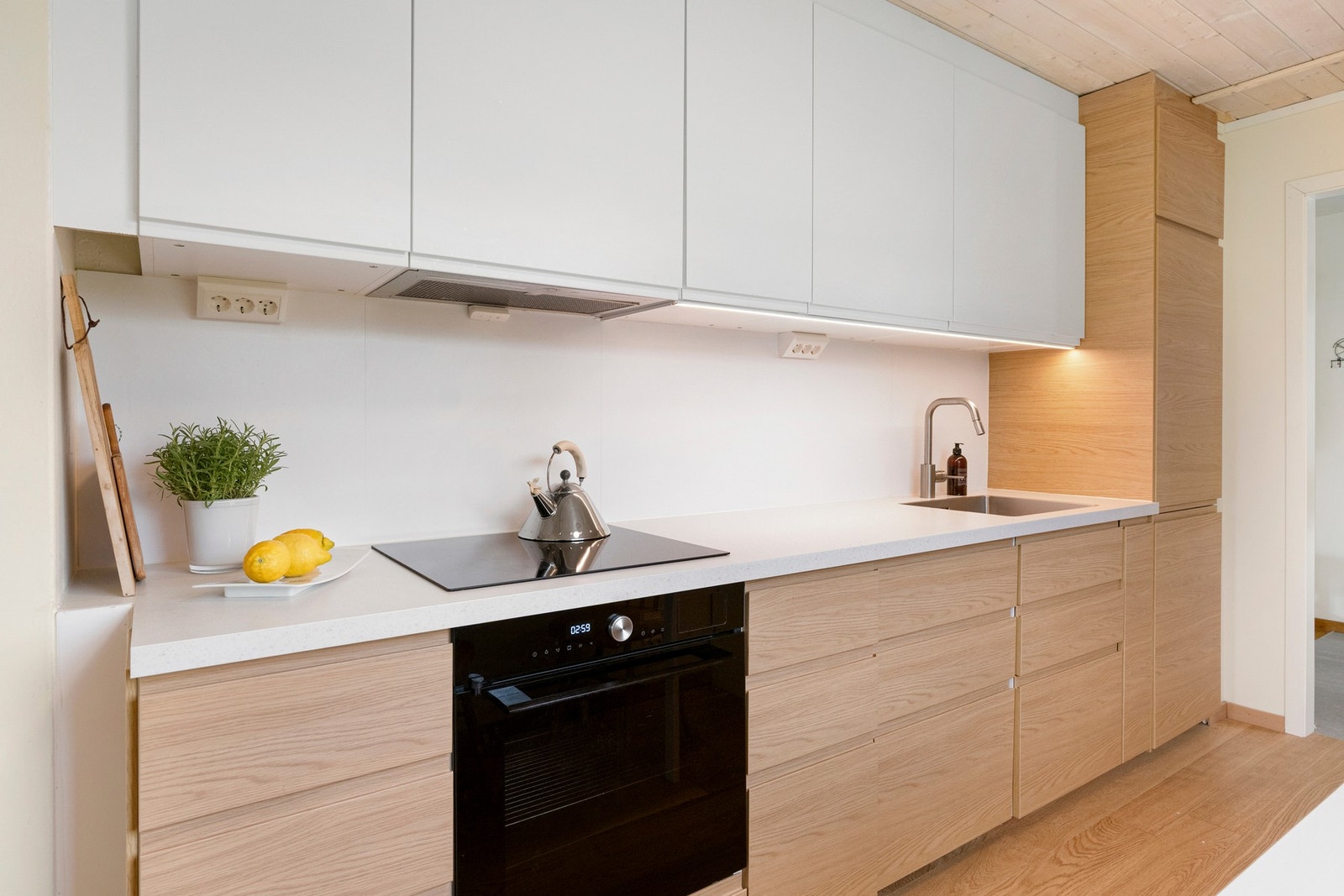 Nyere kjøkken fra IKEA med moderne innredning og fronter Galleribilde