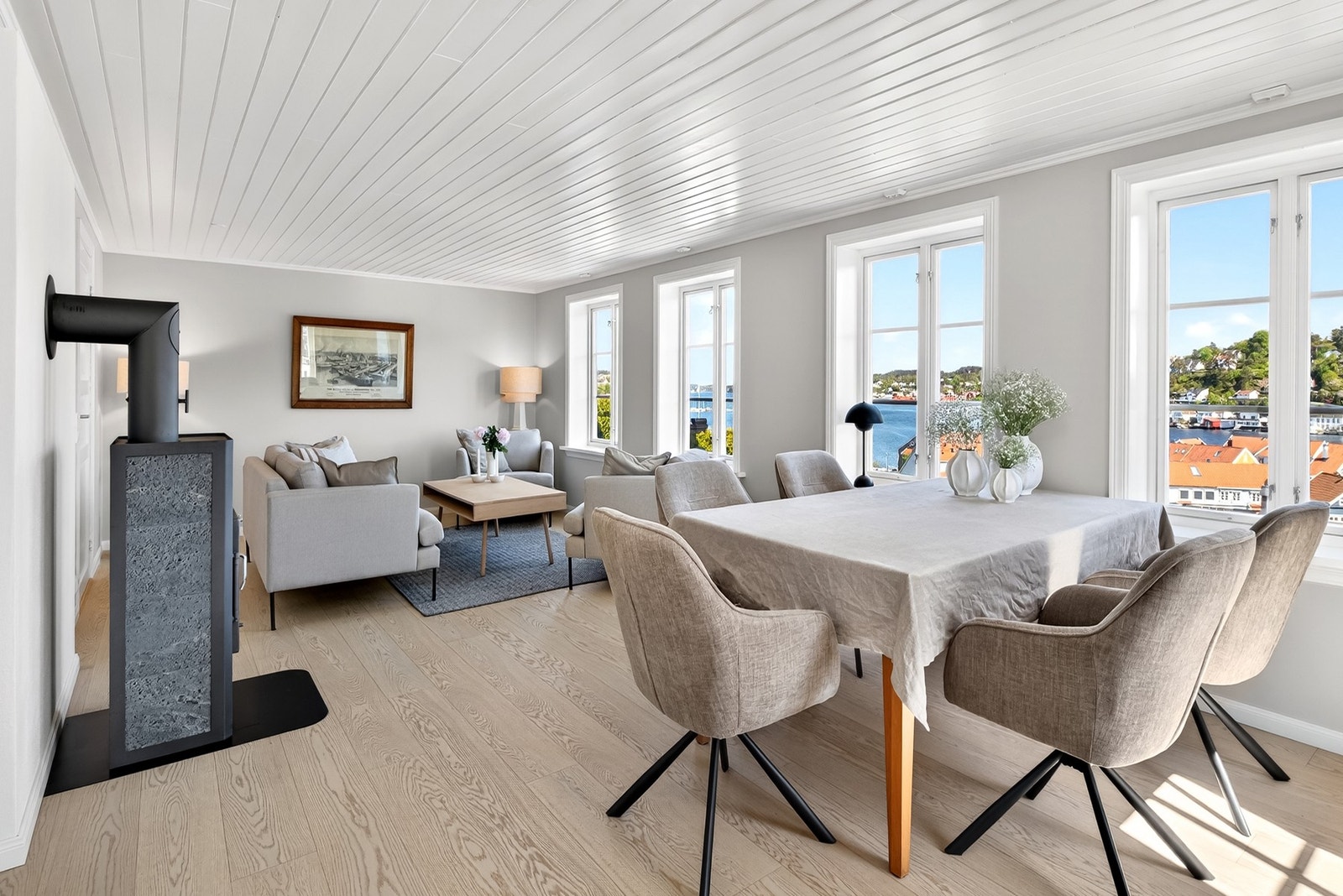 Stue og spisestue gir en varm, god og innbydende romfølelse. Galleribilde