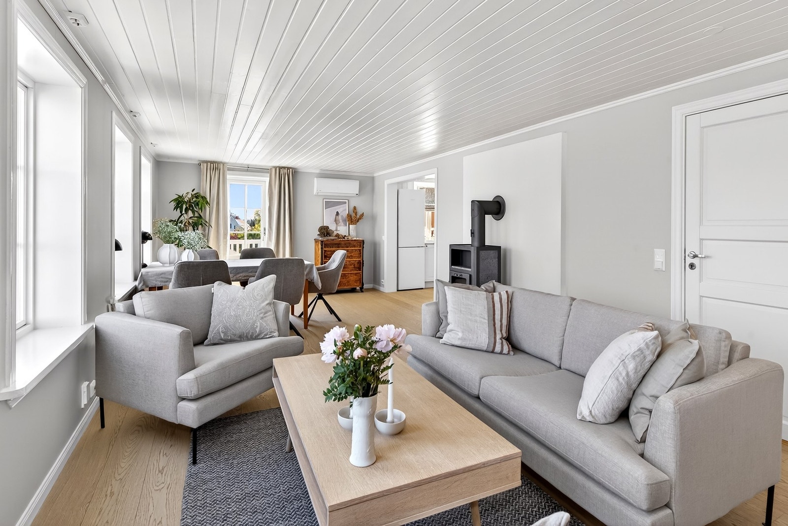 Med peisovn i stuen kan man fyre med ved på kalde vinterdager. Galleribilde