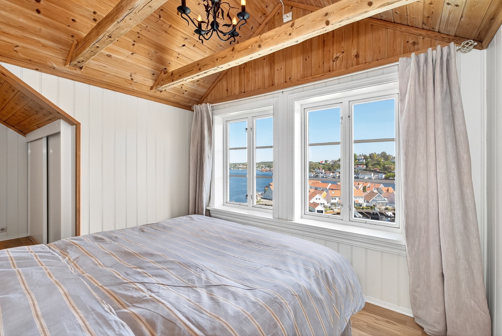 Flott utsikt over byfjorden. Galleribilde