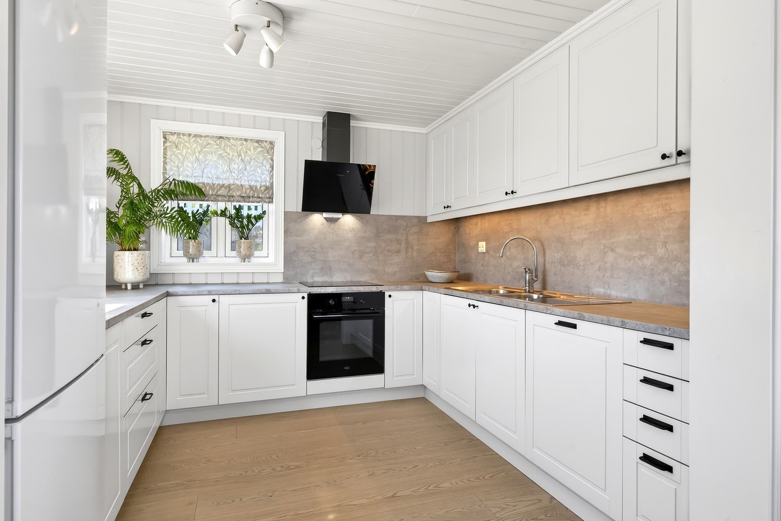 Kjøkkenet har rikelig med skap- og benkeplass, og godt plasserte hvitevarer for en effektiv tid med matlaging. Galleribilde