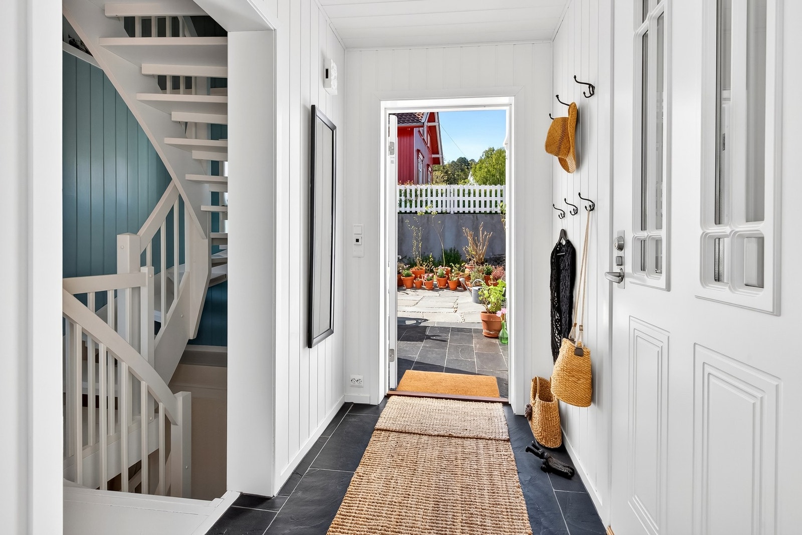 Velkommen inn! Entré med dør adkomst til både boligen og garasjen. Galleribilde