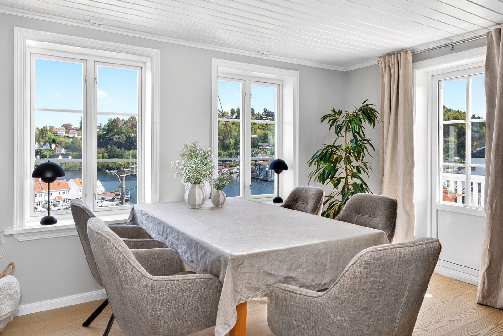 Innbydende og flott - både til hverdags og ved sosiale sammenkomster. Utgang til balkong fra spisestuen. Galleribilde