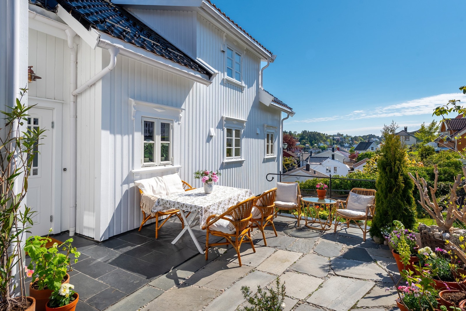 Fin uteplass ved inngangspartiet på baksiden av boligen med god plass til hagemøbler. Galleribilde