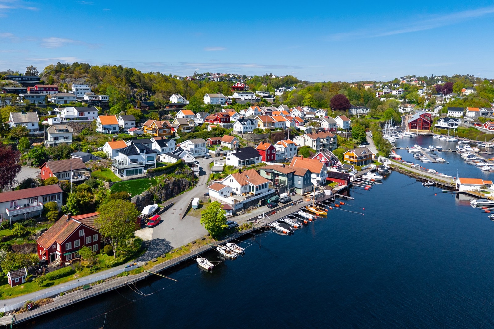 Boligen ligger i et rolig og veletablert boligområde uten gjennomgangstrafikk. Galleribilde