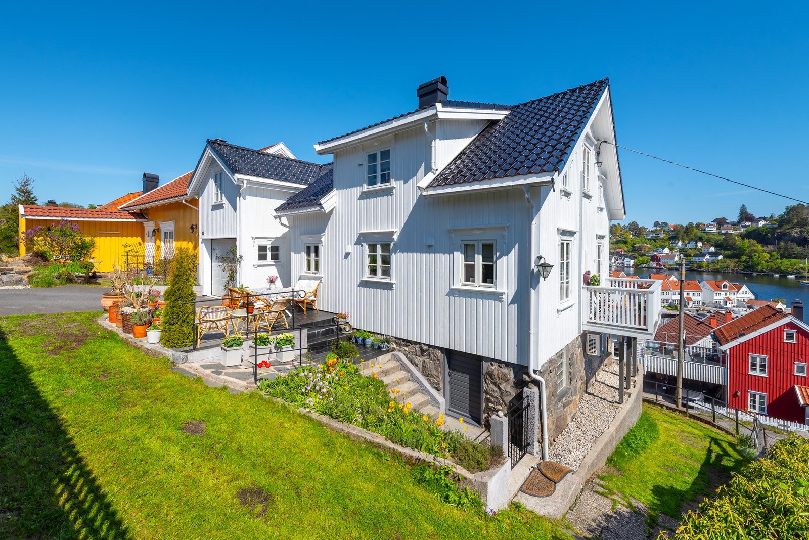 Pent opparbeidet tomt med plen areal, beplanting, platting og flott utsikt. Galleribilde