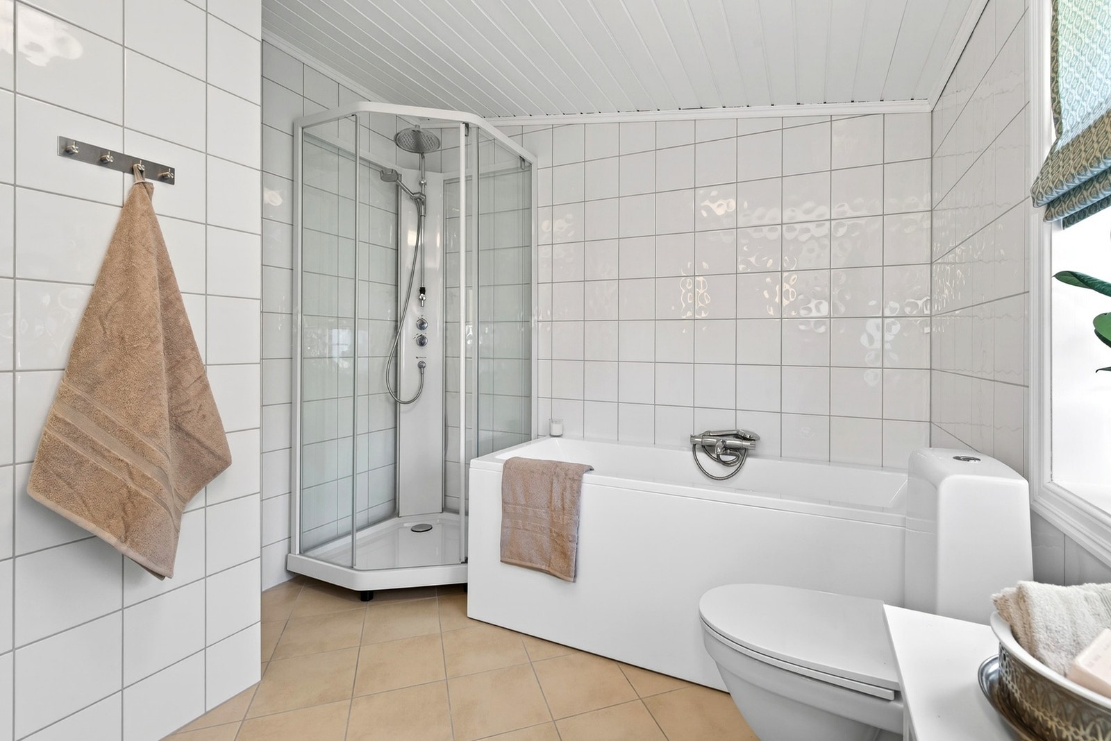 Romslig med badekar, dusjkabinett og gulvstående toalett. Galleribilde