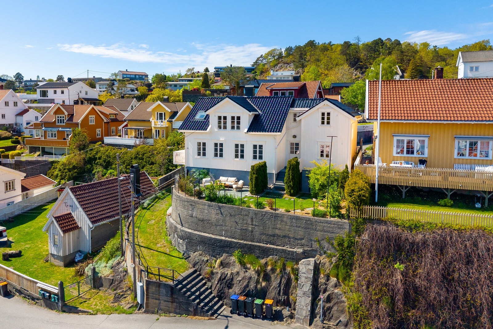 Helhetsinntrykk av eiendommen, fasade med stilrent uttrykk. Galleribilde
