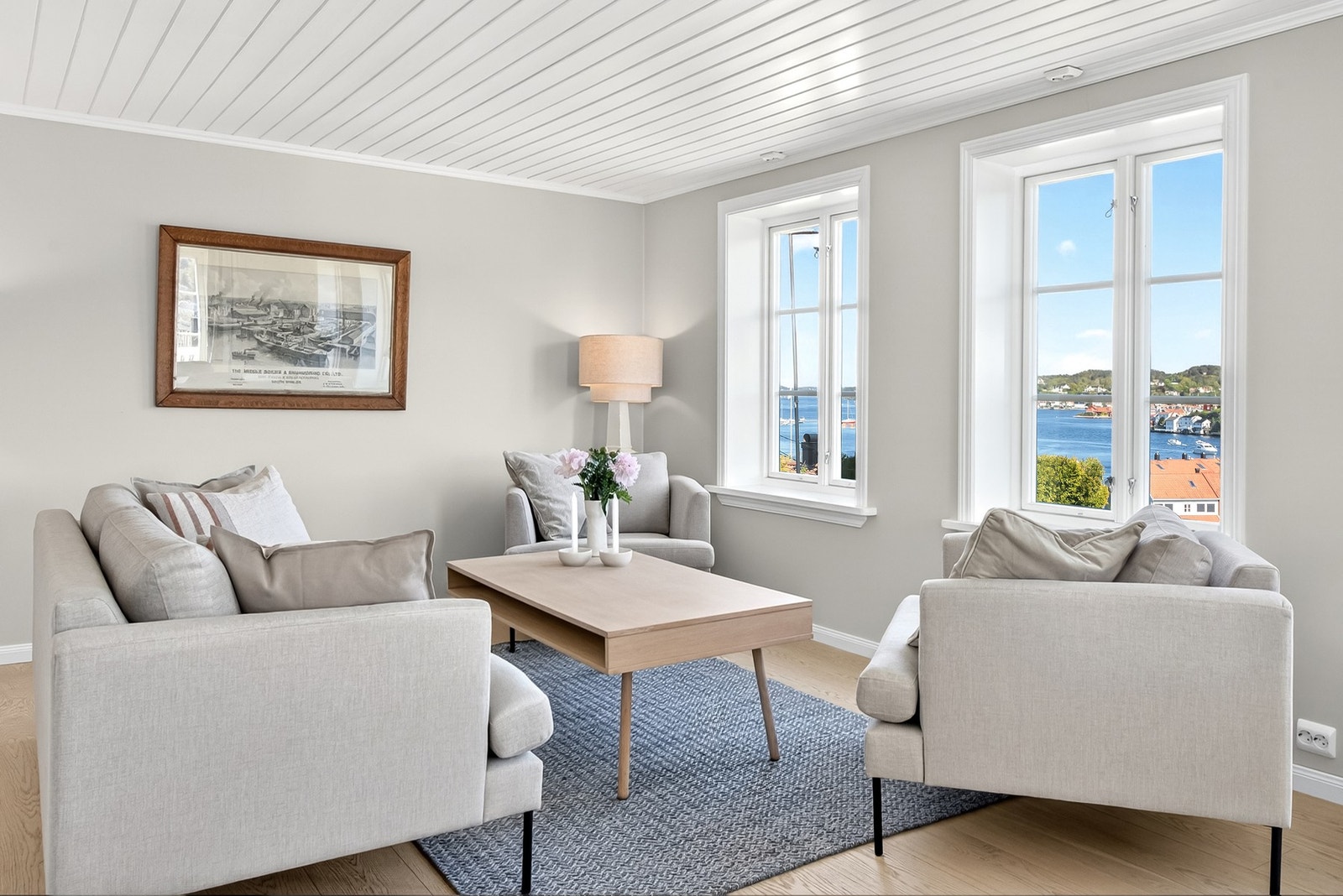 Lys og trivelig stue med flott utsikt over byfjorden. Galleribilde
