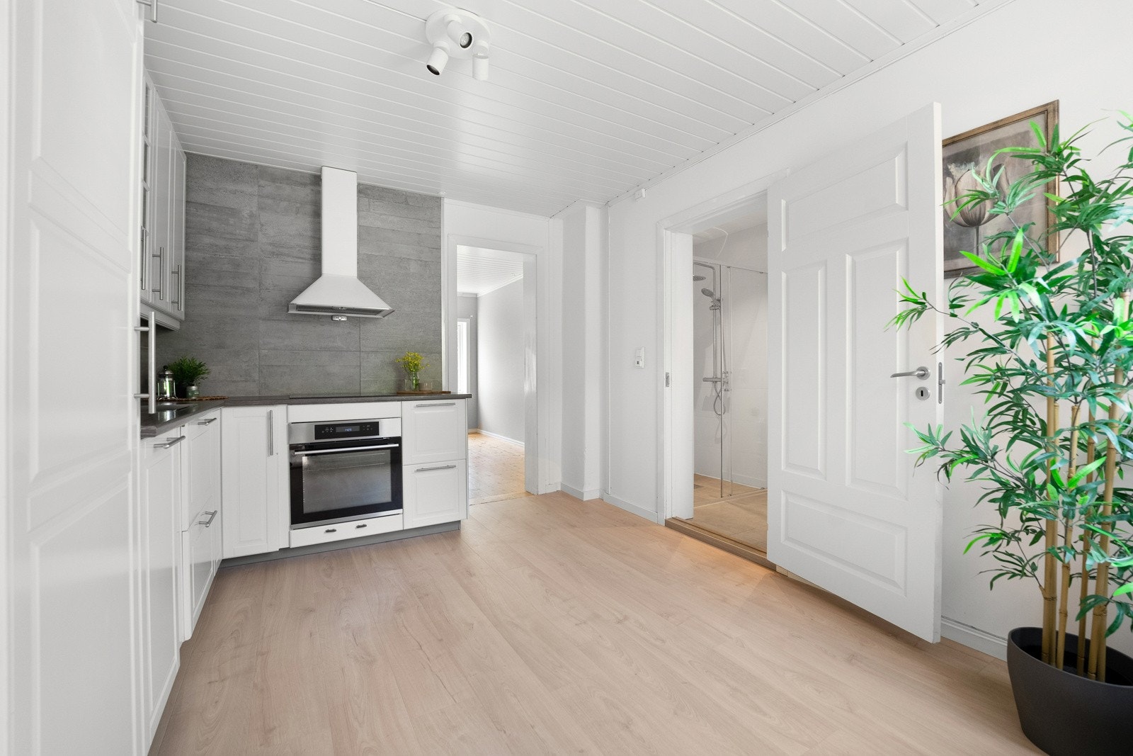 Kjøkkenet i første etasje har en klassisk kjøkkeninnredning fra 2019 Galleribilde