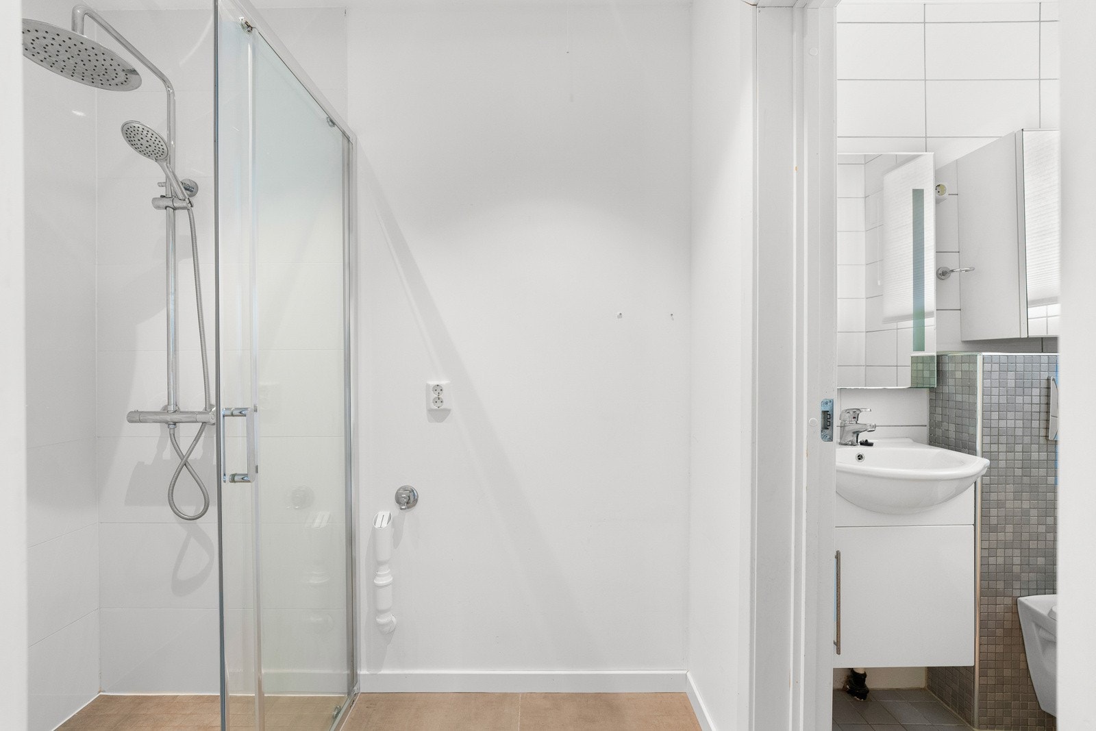 Opplegg for vaskemaskin og tørketrommel, samt separat wc med enkel servant Galleribilde
