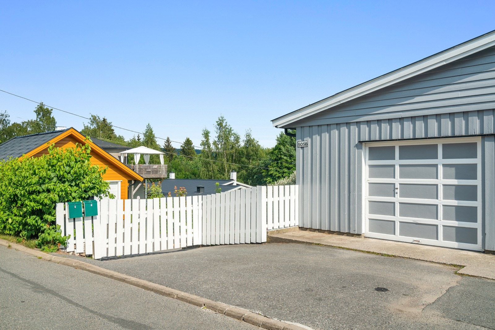 Det er parkering i en dobbelgarasje, i garasjerekke og på egen tomt Galleribilde