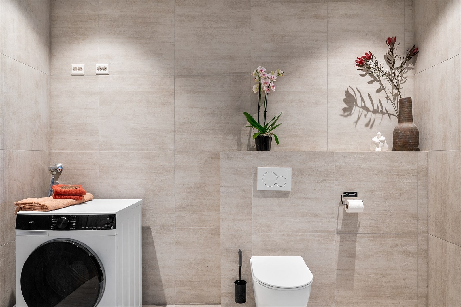 Flislagt gulv med vannbåren gulvvarme og opplegg for vaskemaskin. Galleribilde