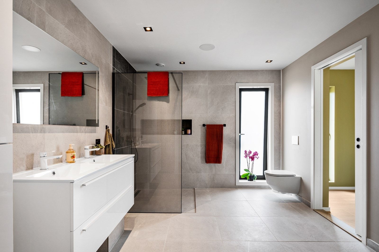 Badet har god størrelse med vannbåren gulvvarme. Galleribilde