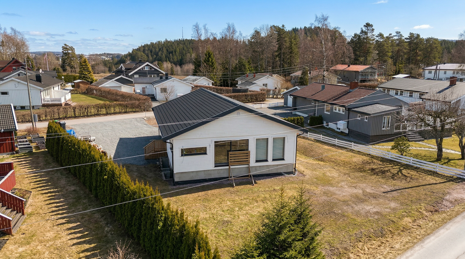 Boligen ligger fint plassert på tomten med store hagearealer. Galleribilde
