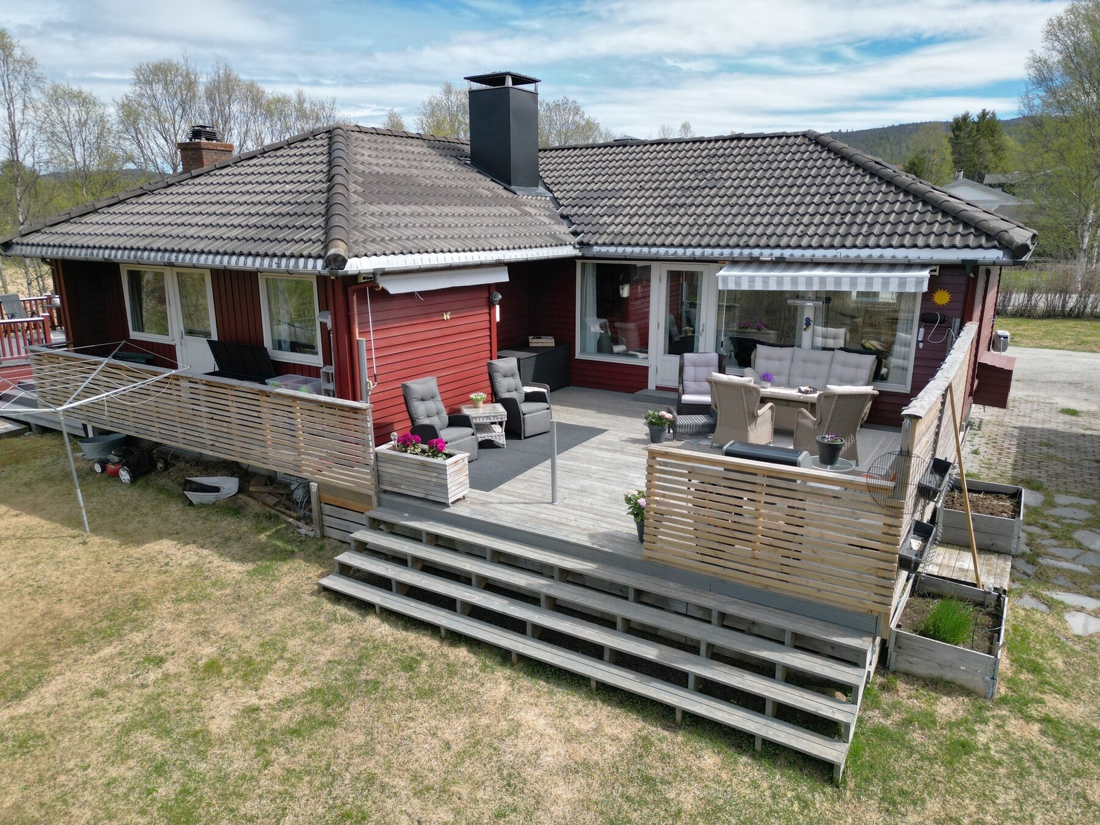 Romslig terrasse med videre adkomst ned til terreng. Galleribilde