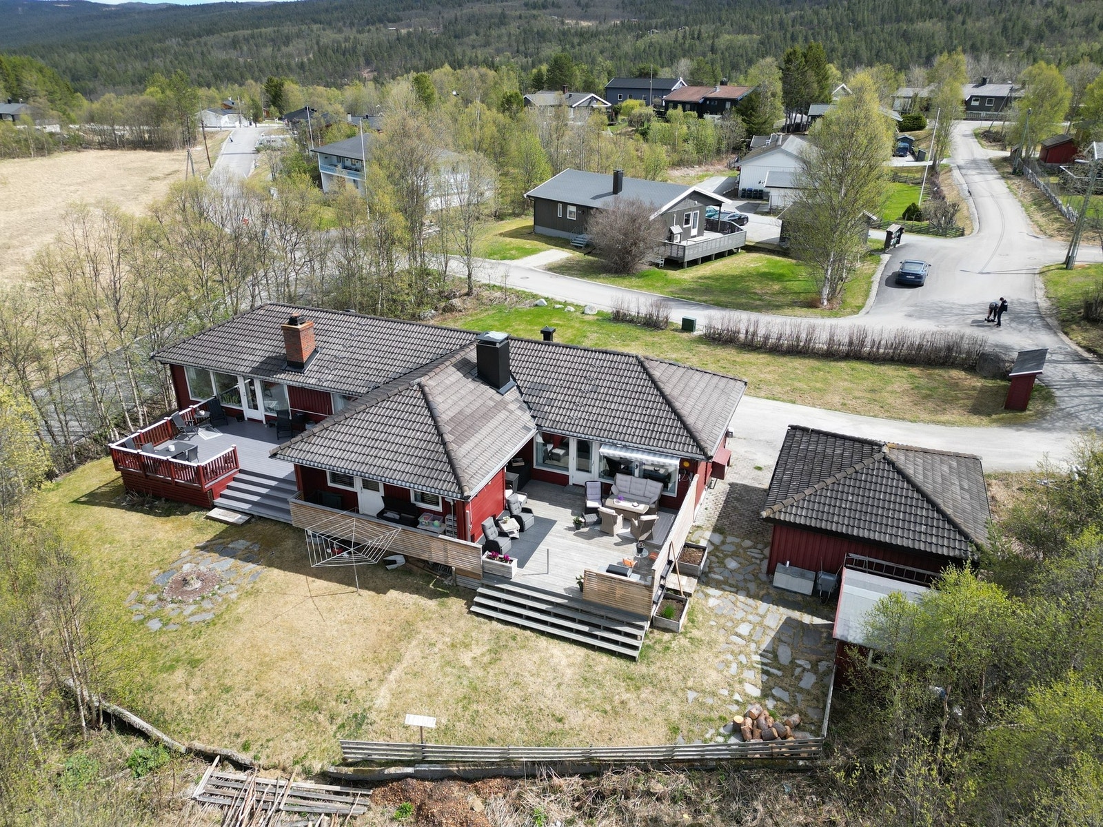Velkommen til Veslerunden 9B, en eiendom presentert av EIE Fjellmegleren! Sommerbilder utvendig: Megler. Foto: Terje Bjørnsen Galleribilde