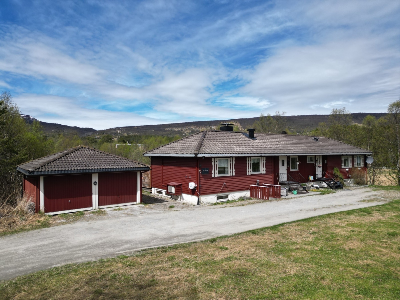 Til eiendommen hører en frittstående bod, og halvpart av dobbel garasje. Galleribilde