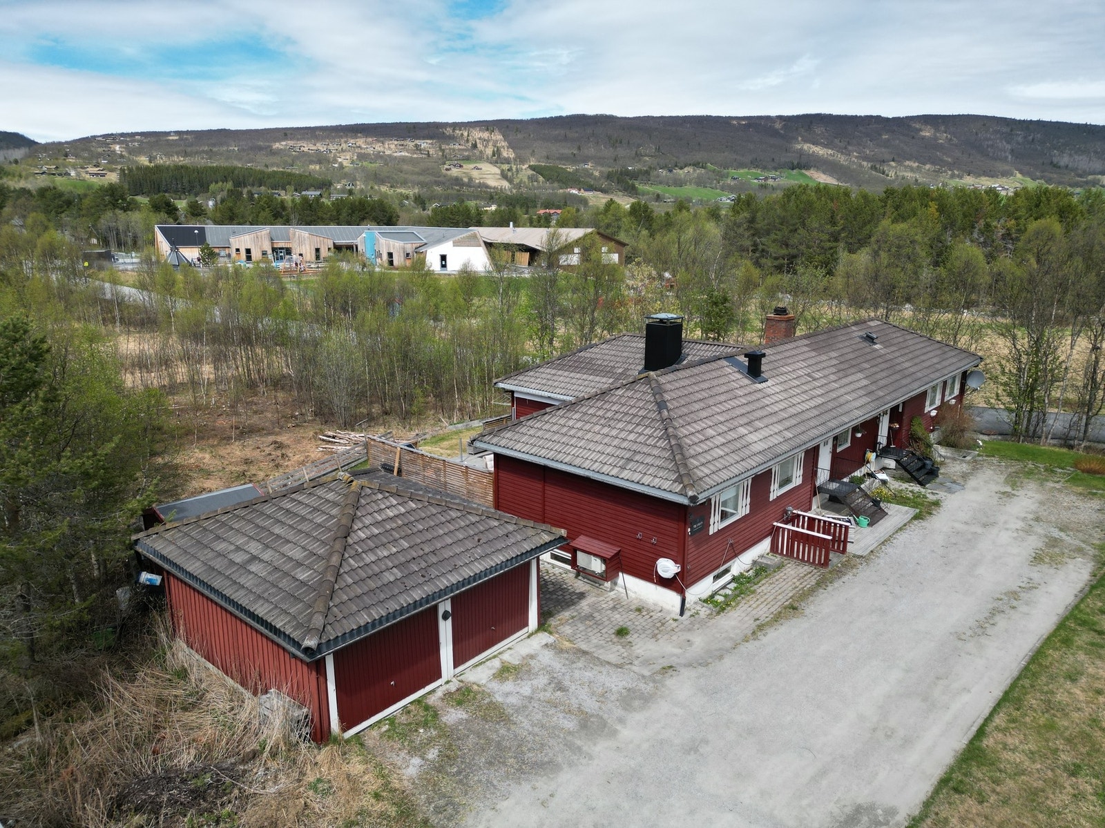 Veslerunden 9B er en halvpart av tomannsbolig, oppført år 1980. Delen mot vest/venstre er for salg. Galleribilde