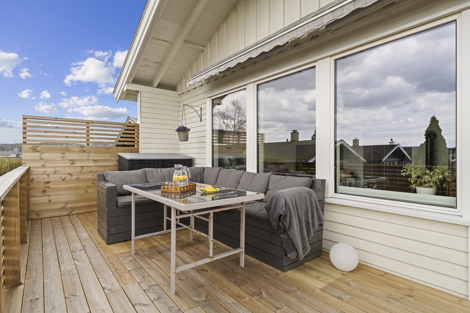Her er det rikelig med plass til både sittegruppe, loungemøbler og grill, noe som gjør det til det perfekte stedet for sommerens sammenkomster Galleribilde