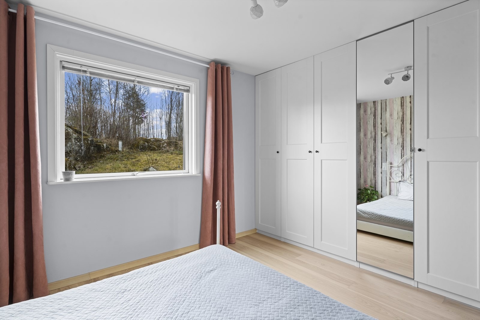 Hovedsoverommet fremstår som romslig og meget delikat, praktisk innredet med stort garderobeskap. Galleribilde