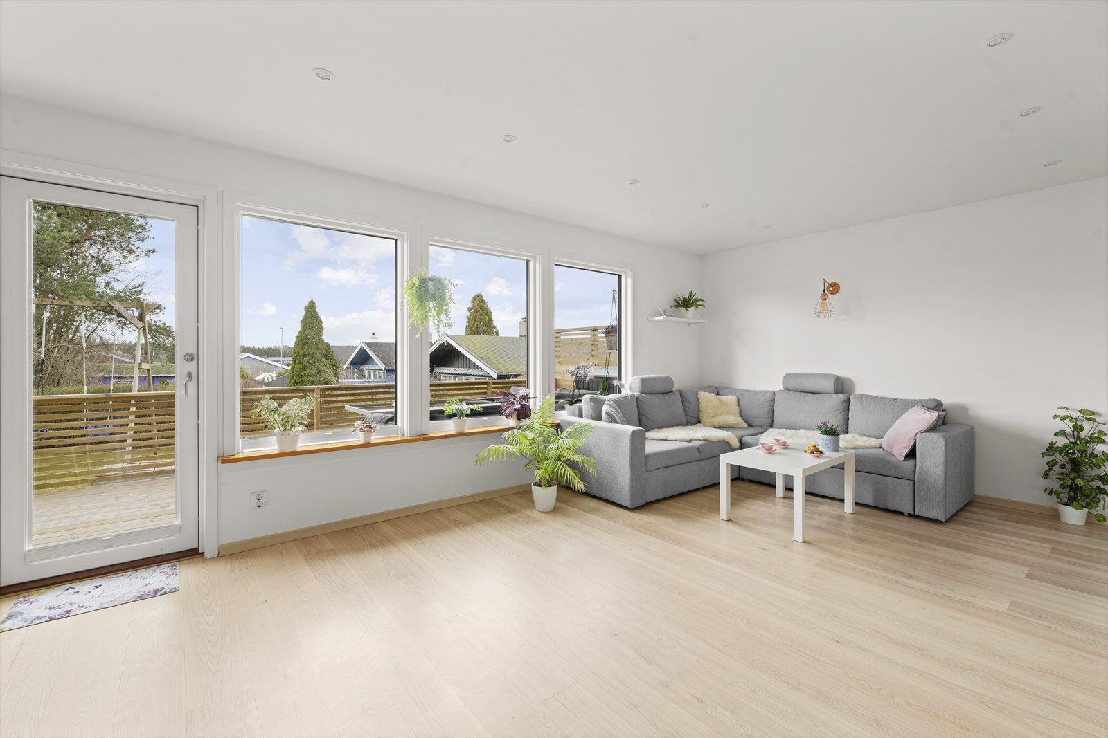 Fra stuen er det utgang til terrasse på hele 18 kvm, og er en fin forlengelse av huset i sommerhalvåret. Galleribilde