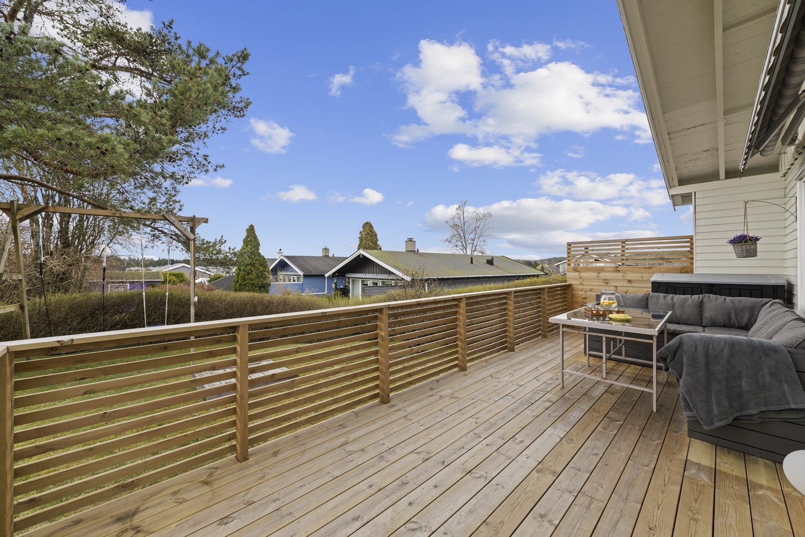 Uteplassene er på hele 18 kvm, og er en fin forlengelse av huset i sommerhalvåret. Galleribilde