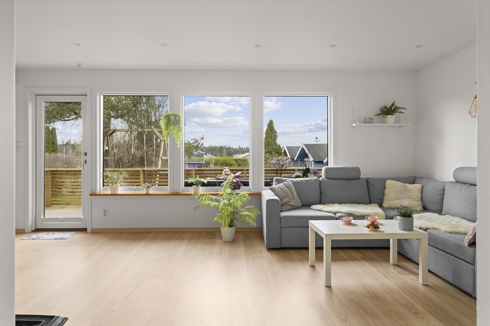 Stuen er pent innredet med parkettgulv, delikat farger på veggflatene, og har god plass til både sofagruppe, tv-løsning og spisebord. Galleribilde
