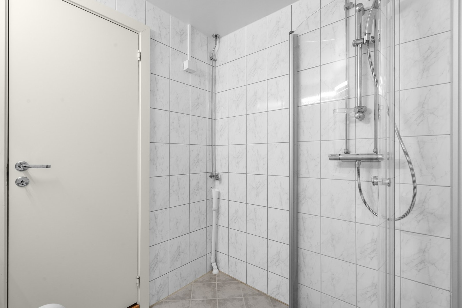 Badet har varmekabler i gulv, samt opplegg for vaskemaskin. Galleribilde