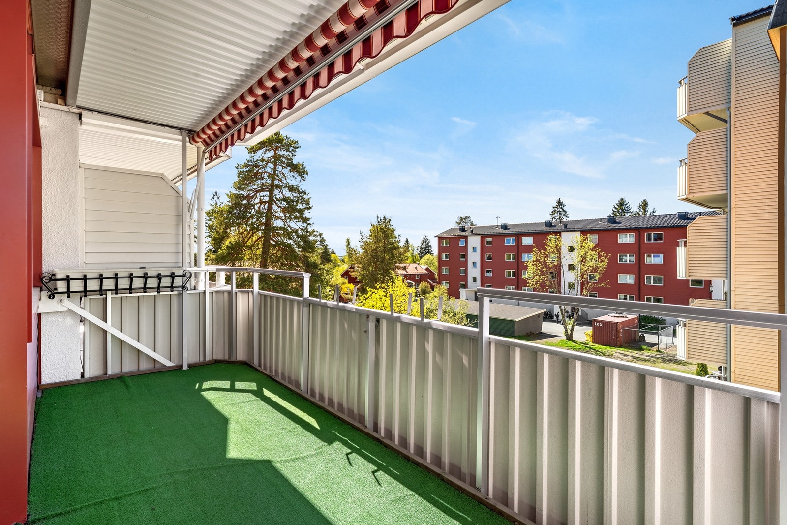 Fra stuen er det utgang til romslig balkong på ca. 11m² med god plass til utemøblement. Galleribilde