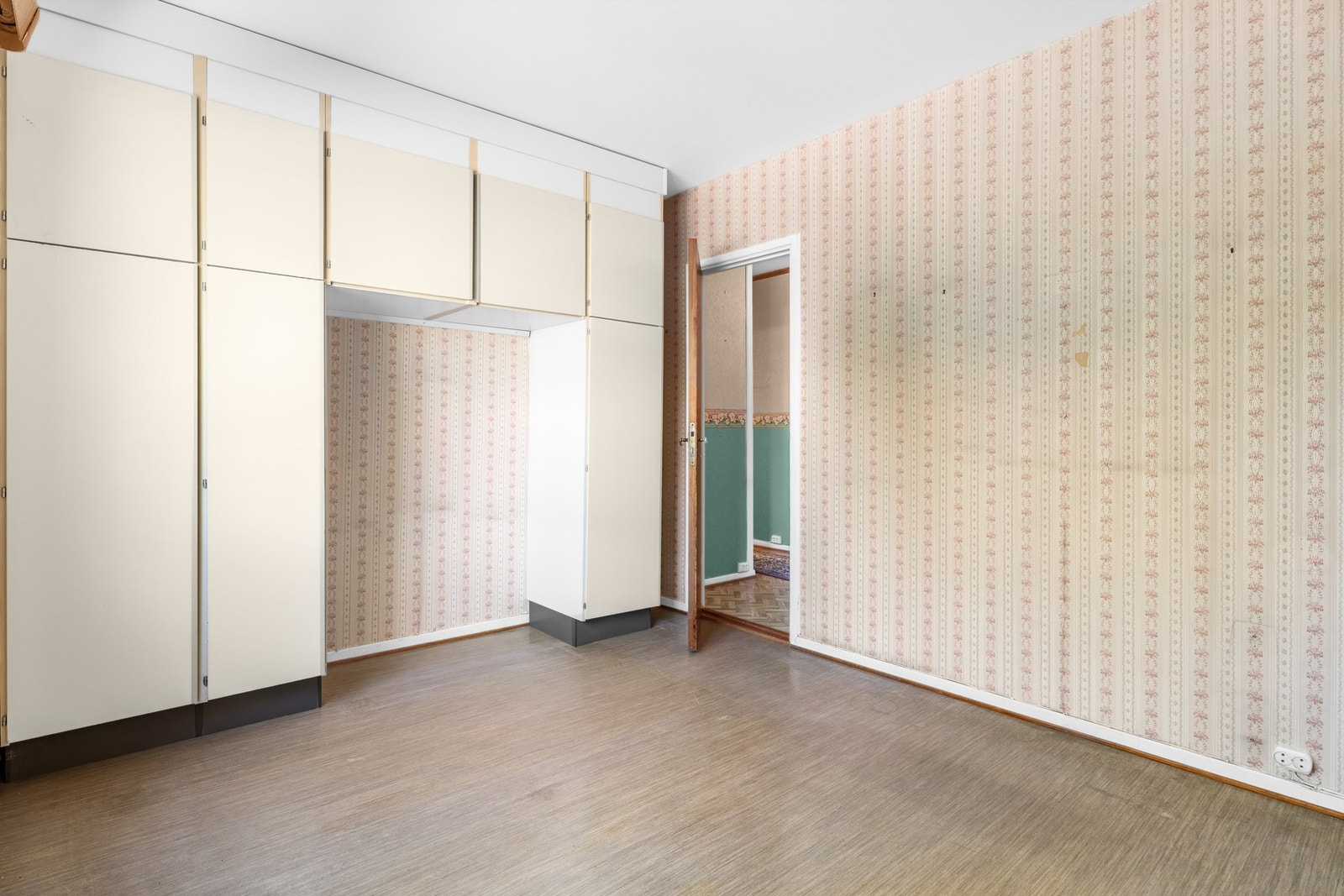 Rommet er utstyrt med innebygd garderobe, som eksempelvis kan erstattes med skyvedørsgarderobe. Galleribilde