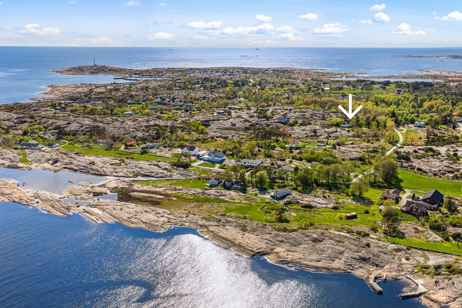 Til venstre i bildet, ved den røde bua nede ved sjøen er det badeplass. Galleribilde
