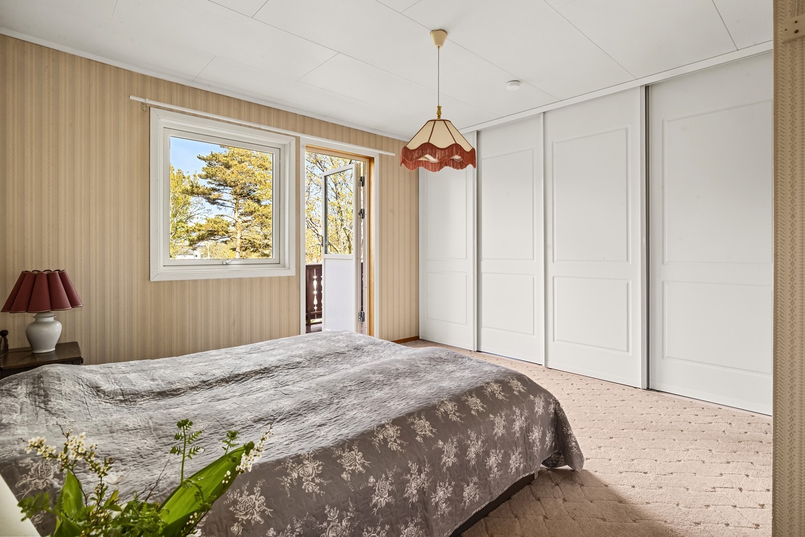 På den ene veggen er det garderobeløsning med skyvedørsfronter. Galleribilde