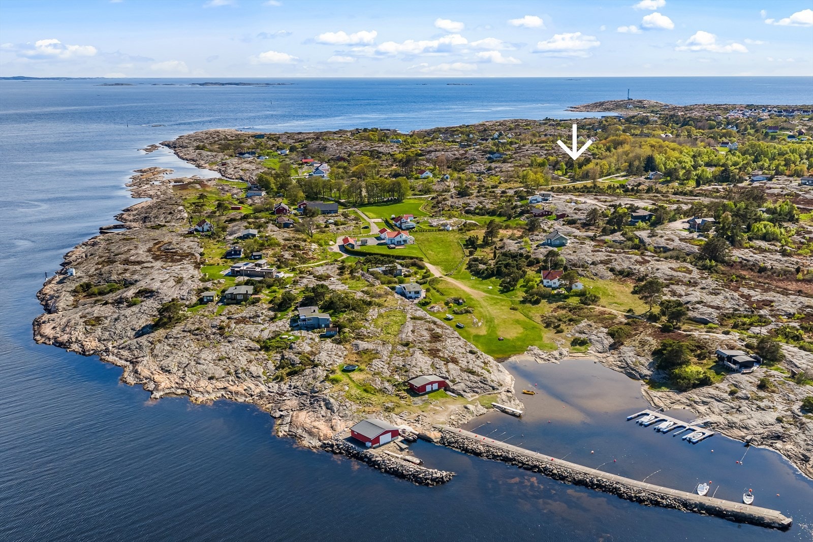 Det er også bademuligheter her ved Håbubukta. (Hvit pil viser eiendommen.) Galleribilde