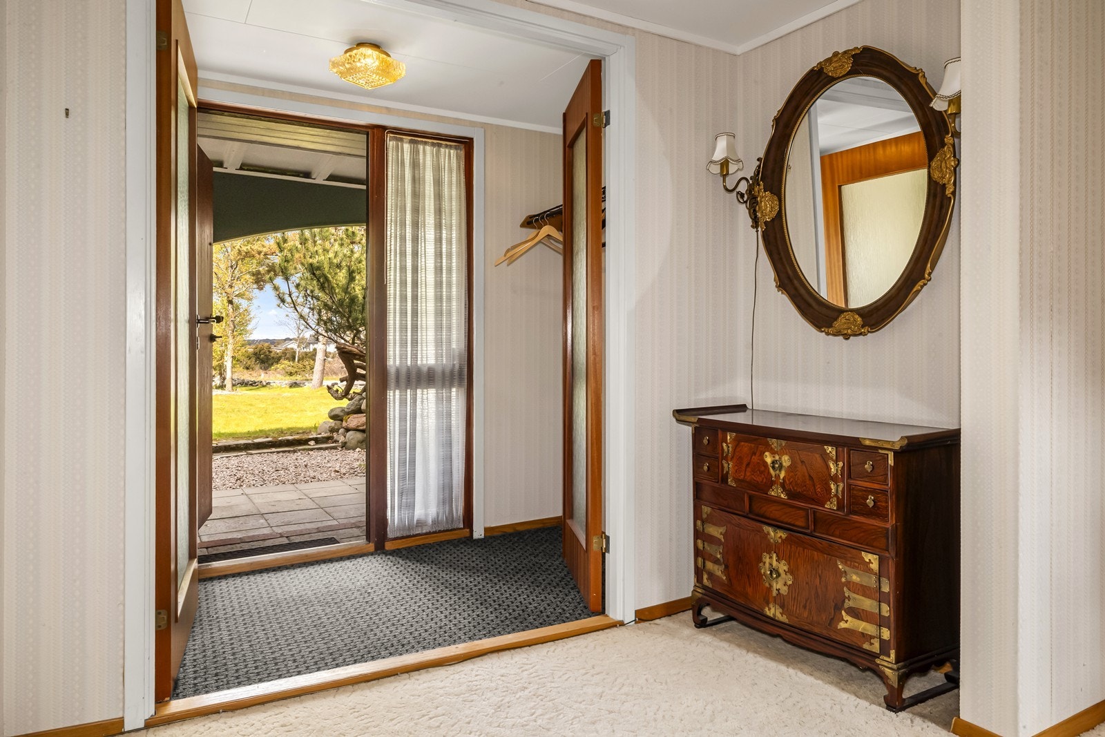 Adkomsten til boligen ligger i underetasjen og her er det vindfang før du kommer inn i romslig gang hvor det er adkomst til etasjens andre rom samt trapp til 1. etasje. Galleribilde