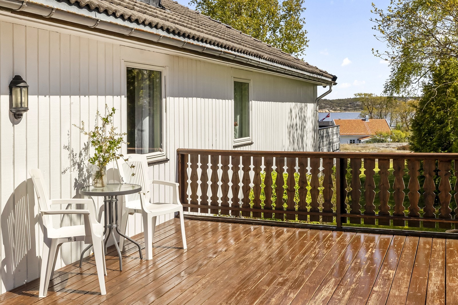 Med utgang fra vaskerommet er det også fin uteplass. Denne er godt skjermet både for innsyn og vind og det er her du har solen lengst utover kvelden. Galleribilde
