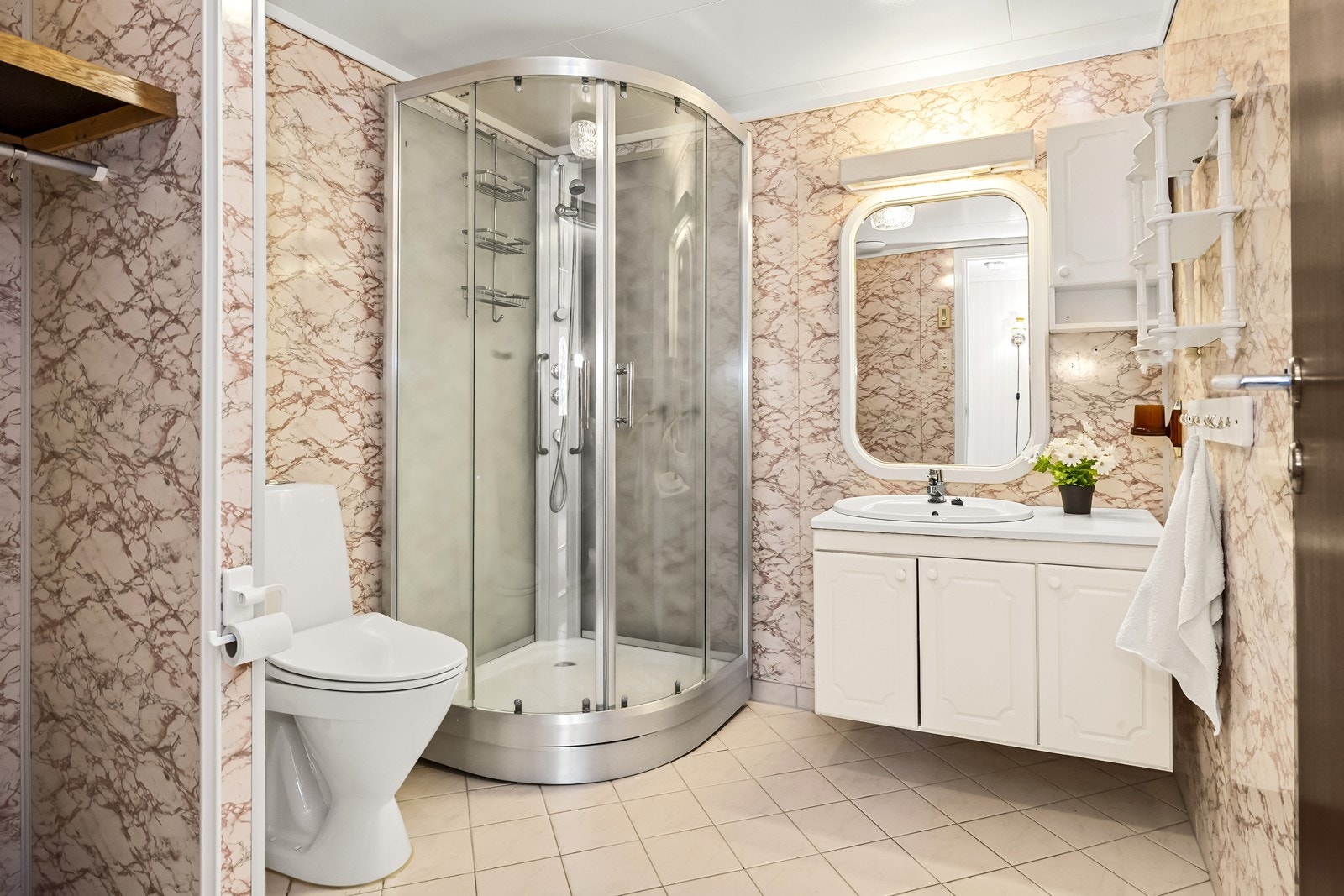 Badet i underetasjen har flislagt gulv med varmekabler, baderomsplater på veggene og dusjkabinett. Galleribilde