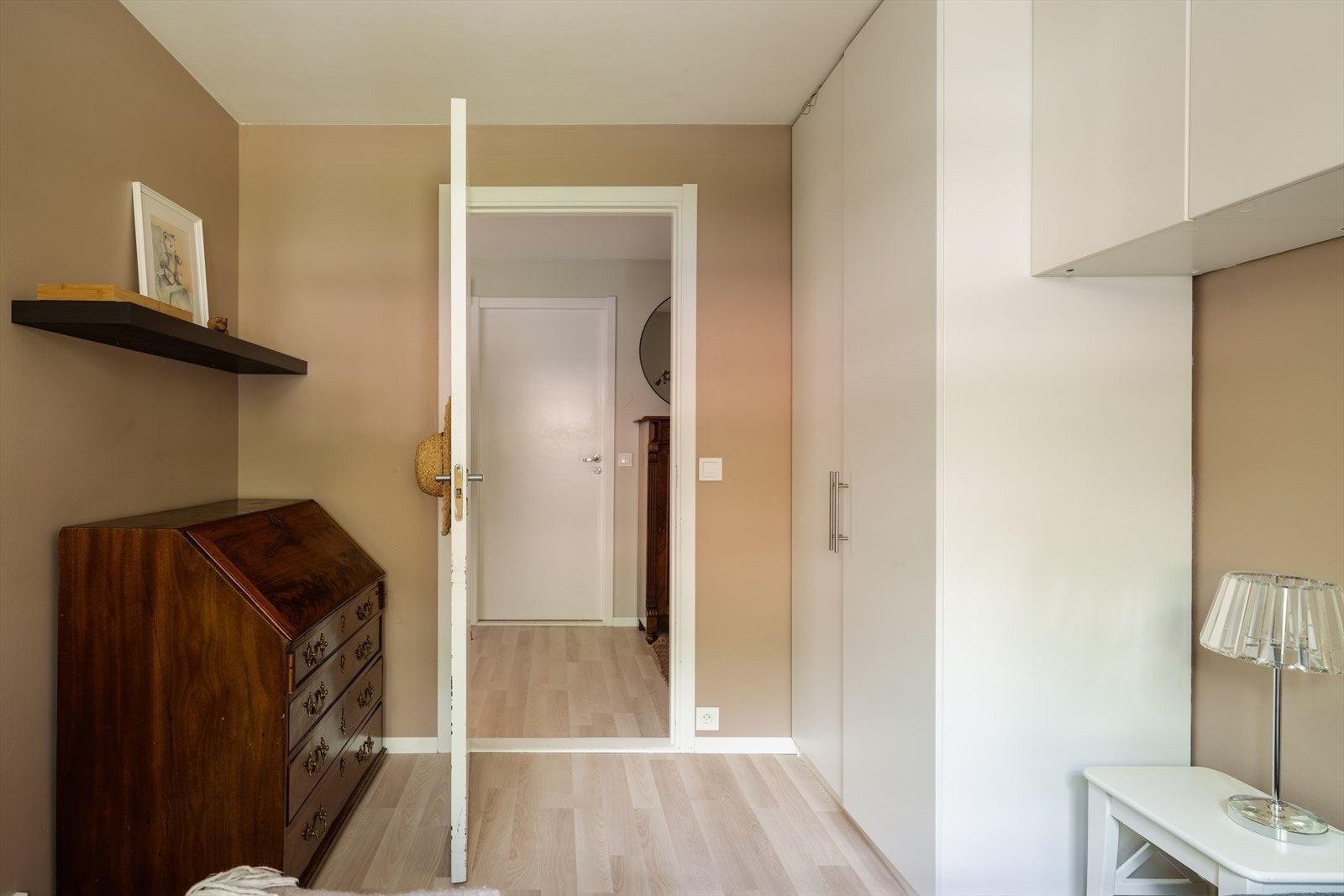 Rommet har godt med garderobeskap og rom for en arbeidsplass. Galleribilde