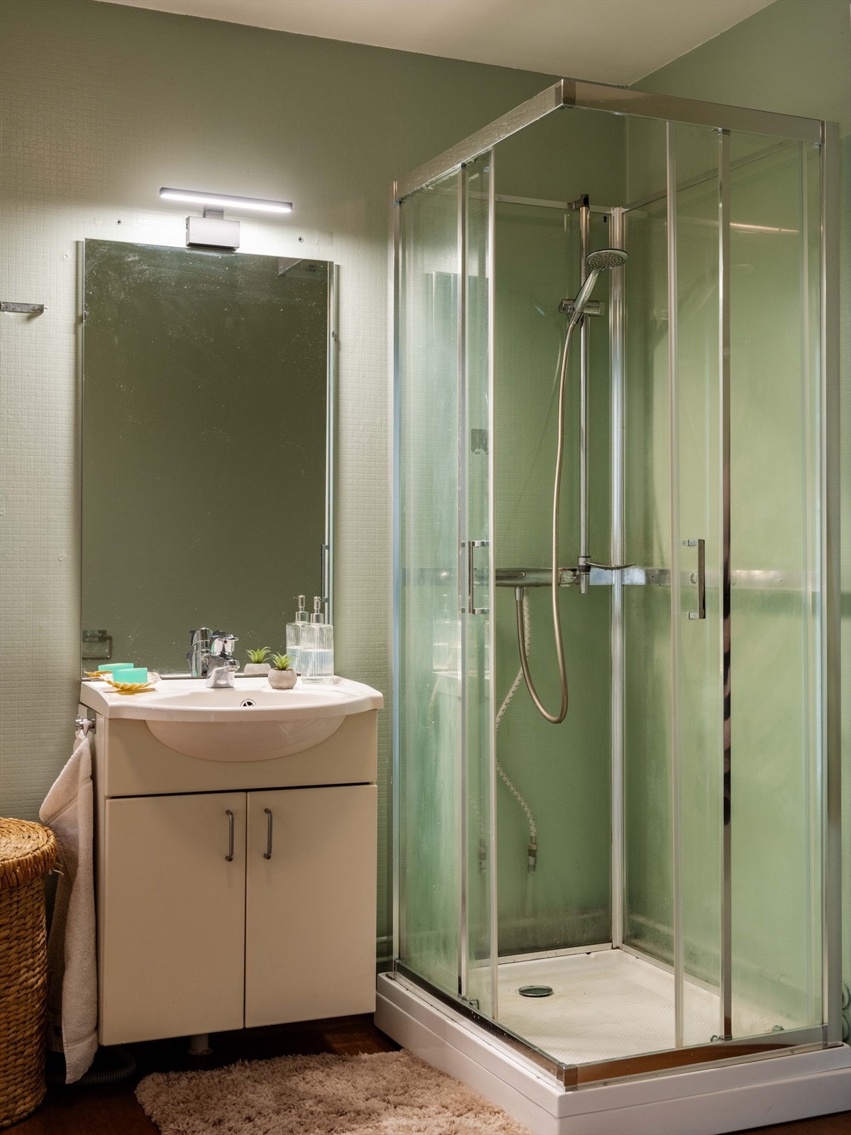 Badet har dusjkabinett og servant med underskap. Galleribilde