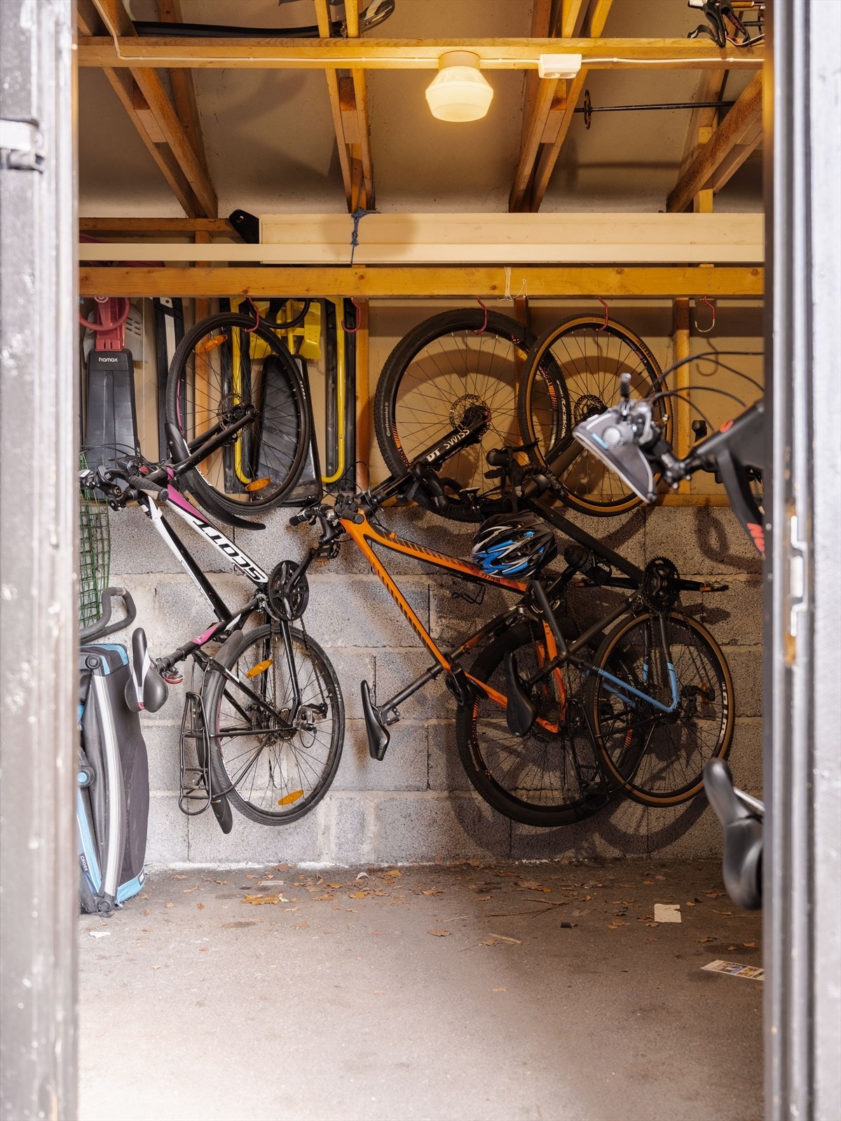Leiligheten disponerer en ekstern bod på 5 m² for ekstra lagring. Borettslaget har også felles ski og sykkelbod. Galleribilde